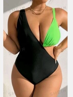NWOT Plus Size Color Block 1 Piece Swimsuit